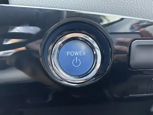 トヨタ プリウス Sツーリングセレクション 静岡県 2019(令1)年 2.7万km アティチュードブラックマイカ 純正SDナビ/・フルセグTV/・Bluetooth接続/・DVD再生/トヨタセーフティーセンス/・プリクラッシュセーフティ (PCS)/・レーダークルーズコントロール (全車速追従機能付き)/・レーンディパーチャーアラート (LDA)/・オートマチックハイビーム (AHB)/・プロアクティブドライビングアシスト (PDA)/モデリスタエアロ（F/S/R）/モデリスタ17インチアルミホイール/プッシュスタート/スマートキー/バックカメラ/ホワイトレザーシート/前席シートヒーター/ETC/LEDオートライト/取扱説明書/保証書