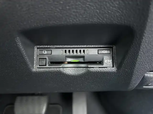 トヨタ プリウス Sツーリングセレクション 静岡県 2019(令1)年 2.7万km アティチュードブラックマイカ 純正SDナビ/・フルセグTV/・Bluetooth接続/・DVD再生/トヨタセーフティーセンス/・プリクラッシュセーフティ (PCS)/・レーダークルーズコントロール (全車速追従機能付き)/・レーンディパーチャーアラート (LDA)/・オートマチックハイビーム (AHB)/・プロアクティブドライビングアシスト (PDA)/モデリスタエアロ（F/S/R）/モデリスタ17インチアルミホイール/プッシュスタート/スマートキー/バックカメラ/ホワイトレザーシート/前席シートヒーター/ETC/LEDオートライト/取扱説明書/保証書