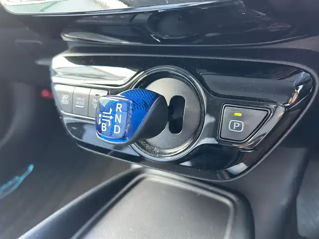 トヨタ プリウス Sツーリングセレクション 静岡県 2019(令1)年 2.7万km アティチュードブラックマイカ 純正SDナビ/・フルセグTV/・Bluetooth接続/・DVD再生/トヨタセーフティーセンス/・プリクラッシュセーフティ (PCS)/・レーダークルーズコントロール (全車速追従機能付き)/・レーンディパーチャーアラート (LDA)/・オートマチックハイビーム (AHB)/・プロアクティブドライビングアシスト (PDA)/モデリスタエアロ（F/S/R）/モデリスタ17インチアルミホイール/プッシュスタート/スマートキー/バックカメラ/ホワイトレザーシート/前席シートヒーター/ETC/LEDオートライト/取扱説明書/保証書