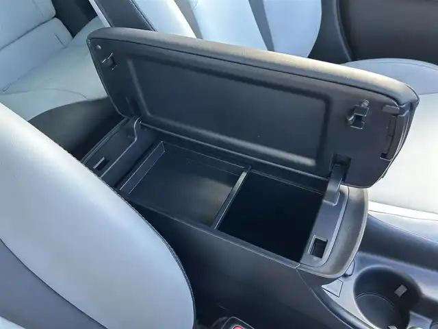 トヨタ プリウス Sツーリングセレクション 静岡県 2019(令1)年 2.7万km アティチュードブラックマイカ 純正SDナビ/・フルセグTV/・Bluetooth接続/・DVD再生/トヨタセーフティーセンス/・プリクラッシュセーフティ (PCS)/・レーダークルーズコントロール (全車速追従機能付き)/・レーンディパーチャーアラート (LDA)/・オートマチックハイビーム (AHB)/・プロアクティブドライビングアシスト (PDA)/モデリスタエアロ（F/S/R）/モデリスタ17インチアルミホイール/プッシュスタート/スマートキー/バックカメラ/ホワイトレザーシート/前席シートヒーター/ETC/LEDオートライト/取扱説明書/保証書