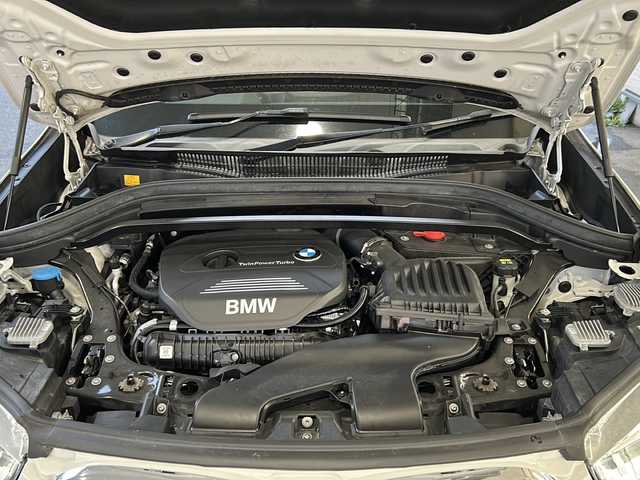 ＢＭＷ Ｘ１ xDrive 20i Xライン 福島県 2016(平28)年 3.8万km アルピンホワイトⅢ 登録時走行距離：37671km/４WD/純正メーカーナビ/ (BT/CD/DVD/AUX/AM/FM)/バックカメラ/MTモード付AT/ステアリングスイッチ/革巻きステアリング/LIM機能/パワーバックドア/ハーフレザーシート/パワーシート/ (D席/N席)/メモリーシート/ (D席)/フロアマット/電動格納ミラー/ウィンカーミラー/ルーフレール/純正18インチAW/オートライト/LEDヘッドライト/フォグランプ/クリアランスソナー/アイドリングストップ/横滑り防止装置/ダウンヒルアシスト/スマートキー/スペアキー×１/保証書/取扱説明書