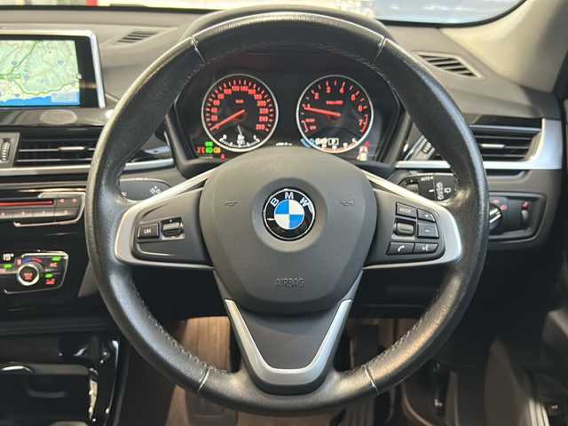 ＢＭＷ Ｘ１ xDrive 20i Xライン 福島県 2016(平28)年 3.8万km アルピンホワイトⅢ 登録時走行距離：37671km/４WD/純正メーカーナビ/ (BT/CD/DVD/AUX/AM/FM)/バックカメラ/MTモード付AT/ステアリングスイッチ/革巻きステアリング/LIM機能/パワーバックドア/ハーフレザーシート/パワーシート/ (D席/N席)/メモリーシート/ (D席)/フロアマット/電動格納ミラー/ウィンカーミラー/ルーフレール/純正18インチAW/オートライト/LEDヘッドライト/フォグランプ/クリアランスソナー/アイドリングストップ/横滑り防止装置/ダウンヒルアシスト/スマートキー/スペアキー×１/保証書/取扱説明書