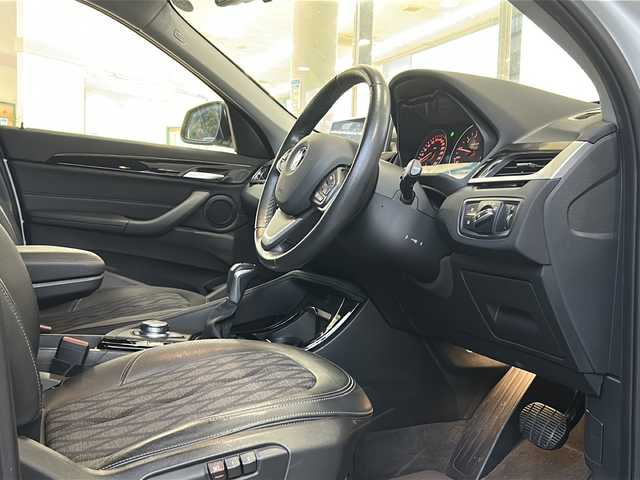 ＢＭＷ Ｘ１ xDrive 20i Xライン 福島県 2016(平28)年 3.8万km アルピンホワイトⅢ 登録時走行距離：37671km/４WD/純正メーカーナビ/ (BT/CD/DVD/AUX/AM/FM)/バックカメラ/MTモード付AT/ステアリングスイッチ/革巻きステアリング/LIM機能/パワーバックドア/ハーフレザーシート/パワーシート/ (D席/N席)/メモリーシート/ (D席)/フロアマット/電動格納ミラー/ウィンカーミラー/ルーフレール/純正18インチAW/オートライト/LEDヘッドライト/フォグランプ/クリアランスソナー/アイドリングストップ/横滑り防止装置/ダウンヒルアシスト/スマートキー/スペアキー×１/保証書/取扱説明書