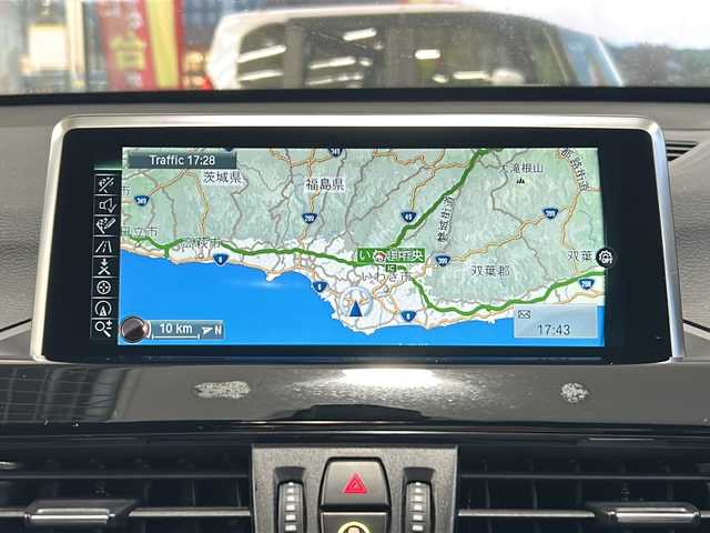 ＢＭＷ Ｘ１ xDrive 20i Xライン 福島県 2016(平28)年 3.8万km アルピンホワイトⅢ 登録時走行距離：37671km/４WD/純正メーカーナビ/ (BT/CD/DVD/AUX/AM/FM)/バックカメラ/MTモード付AT/ステアリングスイッチ/革巻きステアリング/LIM機能/パワーバックドア/ハーフレザーシート/パワーシート/ (D席/N席)/メモリーシート/ (D席)/フロアマット/電動格納ミラー/ウィンカーミラー/ルーフレール/純正18インチAW/オートライト/LEDヘッドライト/フォグランプ/クリアランスソナー/アイドリングストップ/横滑り防止装置/ダウンヒルアシスト/スマートキー/スペアキー×１/保証書/取扱説明書