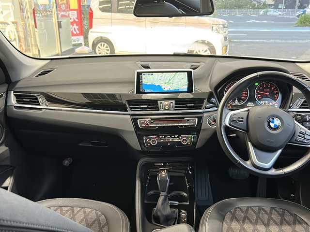 ＢＭＷ Ｘ１ xDrive 20i Xライン 福島県 2016(平28)年 3.8万km アルピンホワイトⅢ 登録時走行距離：37671km/４WD/純正メーカーナビ/ (BT/CD/DVD/AUX/AM/FM)/バックカメラ/MTモード付AT/ステアリングスイッチ/革巻きステアリング/LIM機能/パワーバックドア/ハーフレザーシート/パワーシート/ (D席/N席)/メモリーシート/ (D席)/フロアマット/電動格納ミラー/ウィンカーミラー/ルーフレール/純正18インチAW/オートライト/LEDヘッドライト/フォグランプ/クリアランスソナー/アイドリングストップ/横滑り防止装置/ダウンヒルアシスト/スマートキー/スペアキー×１/保証書/取扱説明書