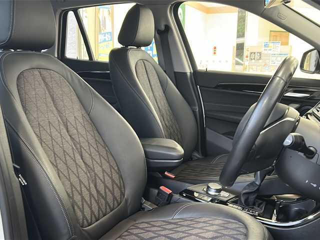 ＢＭＷ Ｘ１ xDrive 20i Xライン 福島県 2016(平28)年 3.8万km アルピンホワイトⅢ 登録時走行距離：37671km/４WD/純正メーカーナビ/ (BT/CD/DVD/AUX/AM/FM)/バックカメラ/MTモード付AT/ステアリングスイッチ/革巻きステアリング/LIM機能/パワーバックドア/ハーフレザーシート/パワーシート/ (D席/N席)/メモリーシート/ (D席)/フロアマット/電動格納ミラー/ウィンカーミラー/ルーフレール/純正18インチAW/オートライト/LEDヘッドライト/フォグランプ/クリアランスソナー/アイドリングストップ/横滑り防止装置/ダウンヒルアシスト/スマートキー/スペアキー×１/保証書/取扱説明書