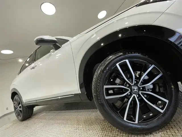 ホンダ ヴェゼル ハイブリッド e:HEV Z 愛知県 2025(令7)年 0.1千km プラチナホワイトパール 登録済未使用車/純正９インチナビ/衝突軽減ブレーキ/レーダークルーズコントロール/ブラインドスポットモニター/クリアランスソナー/車線逸脱警報/パワーバックドア/ヒルディセントコントロール/電動パーキングブレーキ/ブレーキホールド/パドルシフト/ワイヤレス充電/ハーフレザーシート/シートヒーター/ハンドルヒーター/バックカメラ/ビルトインＥＴＣ2.0/USB入力端子/ISOFIX/純正18インチアルミホイール