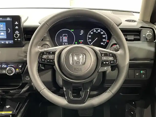 ホンダ ヴェゼル ハイブリッド e:HEV Z 愛知県 2025(令7)年 0.1千km プラチナホワイトパール 登録済未使用車/純正９インチナビ/衝突軽減ブレーキ/レーダークルーズコントロール/ブラインドスポットモニター/クリアランスソナー/車線逸脱警報/パワーバックドア/ヒルディセントコントロール/電動パーキングブレーキ/ブレーキホールド/パドルシフト/ワイヤレス充電/ハーフレザーシート/シートヒーター/ハンドルヒーター/バックカメラ/ビルトインＥＴＣ2.0/USB入力端子/ISOFIX/純正18インチアルミホイール