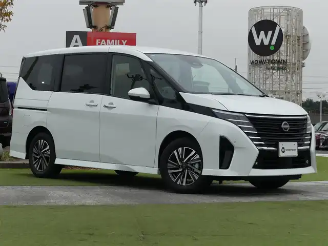 日産 セレナ e－パワー ハイウェイスター V 千葉県 2025(令7)年 0.1千km プリズムホワイト e-POWER　ハイウエイスターV　ヘッドランプ オートレベライザー+アダプティブLEDヘッドライトシステム+インテリジェント アラウンドビューモニター（移動物 検知機能付）+インテリジェント ルームミラー+アドバンスドドライブアシストディスプレイ（12.3インチカラーディスプレイ）+統合型インターフェースディスプレイ+ワイヤレス充電器+6スピーカー+NissanConnectナビゲーションシステム（地デジ内蔵）+車載通信ユニット（TCU［Telematics Control Unit］）+ETC2.0ユニット（ビルトインタイプ）+ドライブレコーダー（前後セット）+プロパイロット（ナビリンク機能付）+プロパイロット緊急停止支援システム（SOSコール機能付）+SOSコール（488/400円）/エマージェンシーブレーキ/プロパイロット/インテリジェントクルーズコントロール/インテリジェントルームミラー/ワイヤレス充電/ハンズフリー両側パワースライドドア/純正コネクトナビ/地デジTV/【Bluetooth接続】/アラウンドビューモニター/革巻きステアリング/ステアリングスイッチ/ETC（2.0）/LEDヘッドライト/フォグライト/ウインカーミラー/コーナーセンサー/インテリジェントキー