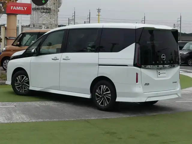 日産 セレナ e－パワー ハイウェイスター V 千葉県 2025(令7)年 0.1千km プリズムホワイト e-POWER　ハイウエイスターV　ヘッドランプ オートレベライザー+アダプティブLEDヘッドライトシステム+インテリジェント アラウンドビューモニター（移動物 検知機能付）+インテリジェント ルームミラー+アドバンスドドライブアシストディスプレイ（12.3インチカラーディスプレイ）+統合型インターフェースディスプレイ+ワイヤレス充電器+6スピーカー+NissanConnectナビゲーションシステム（地デジ内蔵）+車載通信ユニット（TCU［Telematics Control Unit］）+ETC2.0ユニット（ビルトインタイプ）+ドライブレコーダー（前後セット）+プロパイロット（ナビリンク機能付）+プロパイロット緊急停止支援システム（SOSコール機能付）+SOSコール（488/400円）/エマージェンシーブレーキ/プロパイロット/インテリジェントクルーズコントロール/インテリジェントルームミラー/ワイヤレス充電/ハンズフリー両側パワースライドドア/純正コネクトナビ/地デジTV/【Bluetooth接続】/アラウンドビューモニター/革巻きステアリング/ステアリングスイッチ/ETC（2.0）/LEDヘッドライト/フォグライト/ウインカーミラー/コーナーセンサー/インテリジェントキー