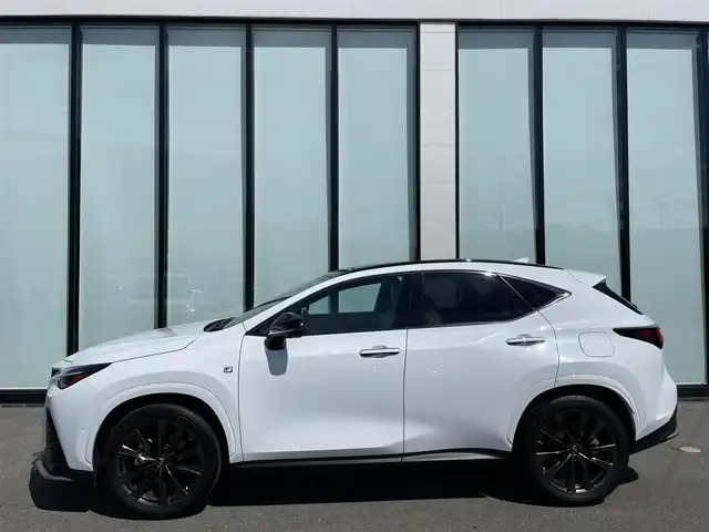 レクサス ＮＸ 350h Fスポーツ 大阪府 2022(令4)年 4.3万km ホワイトノーヴァガラスフレーク 純正14インチディスプレイオーディオ　/（フルセグTV/USB/車外カメラ/温度調整）/パノラミックビュー（360度）/パノラマサンルーフ/ETC2.0　/三眼LEDヘッドライト　/ステアリングヒーター　/Fスポーツ専用レザーシート/（前席パワーシート/シートヒーター＆ベンチレーション）/アドバンストパーク（自動駐車）/パドルシフト/クルーズコントロール/前後ドライブレコーダー/純正フロアマット/純正20インチアルミホイール/ワイヤレス充電/ブラインドスポットミラー/デジタルインナーミラー/ヘッドアップディスプレイ
