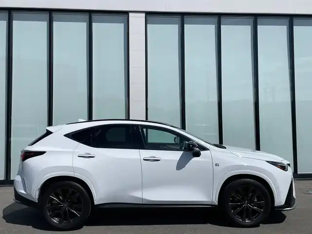 レクサス ＮＸ 350h Fスポーツ 大阪府 2022(令4)年 4.3万km ホワイトノーヴァガラスフレーク 純正14インチディスプレイオーディオ　/（フルセグTV/USB/車外カメラ/温度調整）/パノラミックビュー（360度）/パノラマサンルーフ/ETC2.0　/三眼LEDヘッドライト　/ステアリングヒーター　/Fスポーツ専用レザーシート/（前席パワーシート/シートヒーター＆ベンチレーション）/アドバンストパーク（自動駐車）/パドルシフト/クルーズコントロール/前後ドライブレコーダー/純正フロアマット/純正20インチアルミホイール/ワイヤレス充電/ブラインドスポットミラー/デジタルインナーミラー/ヘッドアップディスプレイ