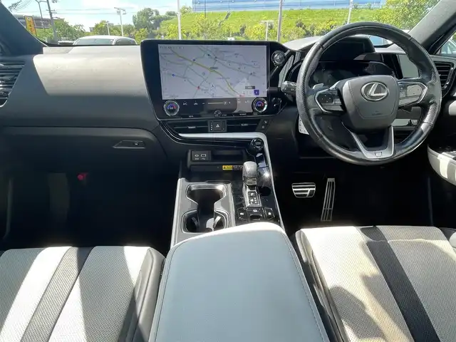 レクサス ＮＸ 350h Fスポーツ 大阪府 2022(令4)年 4.3万km ホワイトノーヴァガラスフレーク 純正14インチディスプレイオーディオ　/（フルセグTV/USB/車外カメラ/温度調整）/パノラミックビュー（360度）/パノラマサンルーフ/ETC2.0　/三眼LEDヘッドライト　/ステアリングヒーター　/Fスポーツ専用レザーシート/（前席パワーシート/シートヒーター＆ベンチレーション）/アドバンストパーク（自動駐車）/パドルシフト/クルーズコントロール/前後ドライブレコーダー/純正フロアマット/純正20インチアルミホイール/ワイヤレス充電/ブラインドスポットミラー/デジタルインナーミラー/ヘッドアップディスプレイ