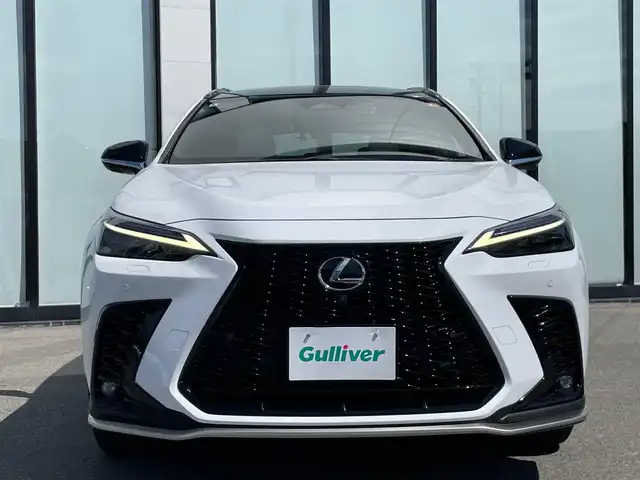 レクサス ＮＸ 350h Fスポーツ 大阪府 2022(令4)年 4.3万km ホワイトノーヴァガラスフレーク 純正14インチディスプレイオーディオ　/（フルセグTV/USB/車外カメラ/温度調整）/パノラミックビュー（360度）/パノラマサンルーフ/ETC2.0　/三眼LEDヘッドライト　/ステアリングヒーター　/Fスポーツ専用レザーシート/（前席パワーシート/シートヒーター＆ベンチレーション）/アドバンストパーク（自動駐車）/パドルシフト/クルーズコントロール/前後ドライブレコーダー/純正フロアマット/純正20インチアルミホイール/ワイヤレス充電/ブラインドスポットミラー/デジタルインナーミラー/ヘッドアップディスプレイ