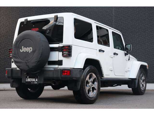 クライスラー・ジープ ジープ ラングラー アンリミテッド サハラ 大分県 2016(平28)年 9.6万km ブライトホワイト 当店買取車両/社外グリル/サイドステップ/ＡＬＰＩＮＥサウンド/クルーズコントロール/社外ナビ/地デジ/Bluetooth/バックカメラ/サイドカメラ/茶本革/シートヒーター/社外ＬＥＤヘッドライト/オートライト/Ｆ／Ｒフォグ/純正１８インチＡＷ/ＥＴＣ