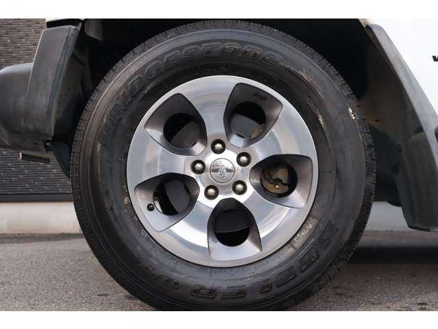 クライスラー・ジープ ジープ ラングラー アンリミテッド サハラ 大分県 2016(平28)年 9.6万km ブライトホワイト 当店買取車両/社外グリル/サイドステップ/ＡＬＰＩＮＥサウンド/クルーズコントロール/社外ナビ/地デジ/Bluetooth/バックカメラ/サイドカメラ/茶本革/シートヒーター/社外ＬＥＤヘッドライト/オートライト/Ｆ／Ｒフォグ/純正１８インチＡＷ/ＥＴＣ