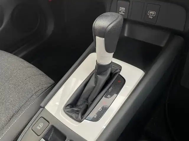 ホンダ フィット ホーム 千葉県 2020(令2)年 1.9万km ルナシルバーM ワンオーナー/Honda SENSING/・衝突軽減ブレーキ〈CMBS〉/・誤発進抑制機能/・後方誤発進抑制機能/・近距離衝突軽減ブレーキ/・歩行者事故低減ステアリング/・路外逸脱抑制機能/・渋滞追従機能付アダプティブ・クルーズ・コントロール〈ACC〉/・車線維持支援システム〈LKAS〉/・先行車発進お知らせ機能/・標識認識機能/・オートハイビーム/ハーフレザー/純正ディーラーナビ/・AM/FM/CD/BTオーディオ/ETC/LEDヘッドライト/スペアキー/保証書/取扱説明書