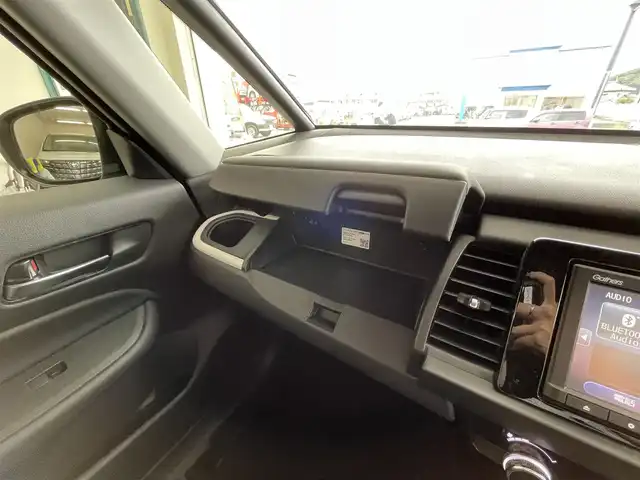 ホンダ フィット ホーム 千葉県 2020(令2)年 1.9万km ルナシルバーM ワンオーナー/Honda SENSING/・衝突軽減ブレーキ〈CMBS〉/・誤発進抑制機能/・後方誤発進抑制機能/・近距離衝突軽減ブレーキ/・歩行者事故低減ステアリング/・路外逸脱抑制機能/・渋滞追従機能付アダプティブ・クルーズ・コントロール〈ACC〉/・車線維持支援システム〈LKAS〉/・先行車発進お知らせ機能/・標識認識機能/・オートハイビーム/ハーフレザー/純正ディーラーナビ/・AM/FM/CD/BTオーディオ/ETC/LEDヘッドライト/スペアキー/保証書/取扱説明書