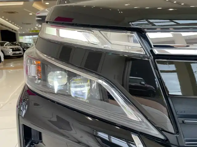 トヨタ ヴォクシー ZS 煌 埼玉県 2018(平30)年 2.7万km イナズマスパーキングブラックガラスフレーク トヨタセーフティーセンス /純正9インチメモリナビ /　　CD/DVD/BT/フルセグ/バックカメラ /両側パワースライドドア /クルーズコントロール /LEDオートライト /純正16インチアルミホイール /ステアリングスイッチ /純正ETC