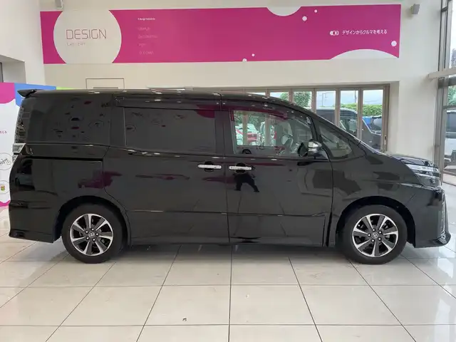 トヨタ ヴォクシー ZS 煌 埼玉県 2018(平30)年 2.7万km イナズマスパーキングブラックガラスフレーク トヨタセーフティーセンス /純正9インチメモリナビ /　　CD/DVD/BT/フルセグ/バックカメラ /両側パワースライドドア /クルーズコントロール /LEDオートライト /純正16インチアルミホイール /ステアリングスイッチ /純正ETC