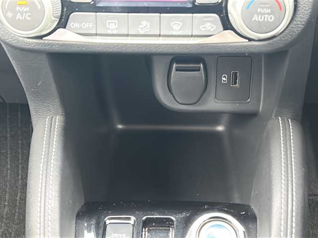 日産 キックス X 三重県 2021(令3)年 5万km ブリリアントホワイトパール 社外ナビ /バックカメラ /ビルトインETC /前席シートヒーター /ステアリングヒーター /前方ドライブレコーダー /前後コーナーセンサー /プロパイロット /レーダークルーズコントロール /革巻きステアリング/ステアリングスイッチ/フロアマット/LEDヘッドライト/オートハイビーム/オートライト/電子パーキング/ハーフレザーシート/USB給電ポート /電動格納ミラー/禁煙車