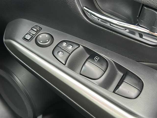 日産 キックス X 三重県 2021(令3)年 5万km ブリリアントホワイトパール 社外ナビ /バックカメラ /ビルトインETC /前席シートヒーター /ステアリングヒーター /前方ドライブレコーダー /前後コーナーセンサー /プロパイロット /レーダークルーズコントロール /革巻きステアリング/ステアリングスイッチ/フロアマット/LEDヘッドライト/オートハイビーム/オートライト/電子パーキング/ハーフレザーシート/USB給電ポート /電動格納ミラー/禁煙車