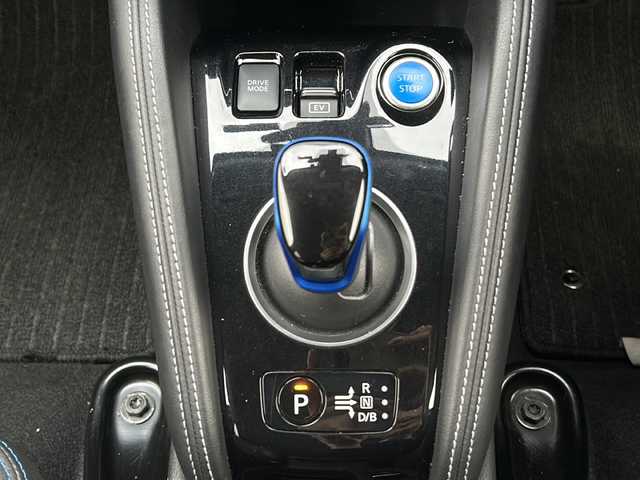 日産 キックス X 三重県 2021(令3)年 5万km ブリリアントホワイトパール 社外ナビ /バックカメラ /ビルトインETC /前席シートヒーター /ステアリングヒーター /前方ドライブレコーダー /前後コーナーセンサー /プロパイロット /レーダークルーズコントロール /革巻きステアリング/ステアリングスイッチ/フロアマット/LEDヘッドライト/オートハイビーム/オートライト/電子パーキング/ハーフレザーシート/USB給電ポート /電動格納ミラー/禁煙車