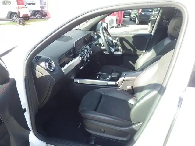 メルセデス・ベンツ Ｍ・ベンツ ＧＬＢ２００ｄ 4マチック AMGライン 千葉県 2021(令3)年 3.5万km デジタルホワイト アクティブブレーキアシスト/アクティブレーンキーピングアシスト/レーンチェンジアシスト/アテンションアシスト/ブラインドスポットアシスト/ディストロニック/パノラミックスライディングルーフ/パワーバックドア/ハーフレザーシート/前席パワーシート/シートヒーター/純正HDDナビ/地デジTV/【Bluetooth接続】/360°カメラ/リバース連動ドアミラー（左）/ドライブレコーダー（前後撮影）/革巻きステアリング/ステアリングスイッチ/パドルシフト/ETC（2.0）/LEDヘッドライト/ウインカーミラー/パークトロニック/純正19インチアルミホイル/サイド/カーテンエアバッグ/キーレスゴー