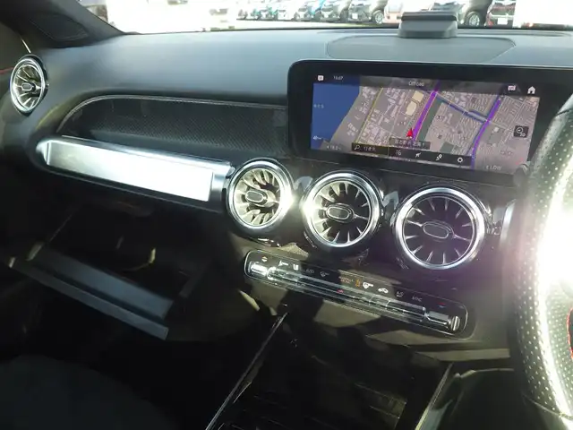 メルセデス・ベンツ Ｍ・ベンツ ＧＬＢ２００ｄ 4マチック AMGライン 千葉県 2021(令3)年 3.5万km デジタルホワイト アクティブブレーキアシスト/アクティブレーンキーピングアシスト/レーンチェンジアシスト/アテンションアシスト/ブラインドスポットアシスト/ディストロニック/パノラミックスライディングルーフ/パワーバックドア/ハーフレザーシート/前席パワーシート/シートヒーター/純正HDDナビ/地デジTV/【Bluetooth接続】/360°カメラ/リバース連動ドアミラー（左）/ドライブレコーダー（前後撮影）/革巻きステアリング/ステアリングスイッチ/パドルシフト/ETC（2.0）/LEDヘッドライト/ウインカーミラー/パークトロニック/純正19インチアルミホイル/サイド/カーテンエアバッグ/キーレスゴー