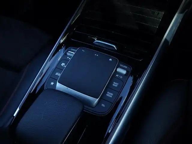 メルセデス・ベンツ Ｍ・ベンツ ＧＬＢ２００ｄ 4マチック AMGライン 千葉県 2021(令3)年 3.5万km デジタルホワイト アクティブブレーキアシスト/アクティブレーンキーピングアシスト/レーンチェンジアシスト/アテンションアシスト/ブラインドスポットアシスト/ディストロニック/パノラミックスライディングルーフ/パワーバックドア/ハーフレザーシート/前席パワーシート/シートヒーター/純正HDDナビ/地デジTV/【Bluetooth接続】/360°カメラ/リバース連動ドアミラー（左）/ドライブレコーダー（前後撮影）/革巻きステアリング/ステアリングスイッチ/パドルシフト/ETC（2.0）/LEDヘッドライト/ウインカーミラー/パークトロニック/純正19インチアルミホイル/サイド/カーテンエアバッグ/キーレスゴー