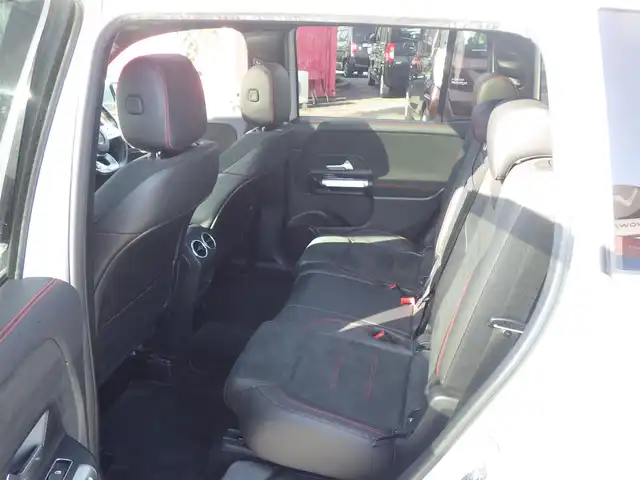 メルセデス・ベンツ Ｍ・ベンツ ＧＬＢ２００ｄ 4マチック AMGライン 千葉県 2021(令3)年 3.5万km デジタルホワイト アクティブブレーキアシスト/アクティブレーンキーピングアシスト/レーンチェンジアシスト/アテンションアシスト/ブラインドスポットアシスト/ディストロニック/パノラミックスライディングルーフ/パワーバックドア/ハーフレザーシート/前席パワーシート/シートヒーター/純正HDDナビ/地デジTV/【Bluetooth接続】/360°カメラ/リバース連動ドアミラー（左）/ドライブレコーダー（前後撮影）/革巻きステアリング/ステアリングスイッチ/パドルシフト/ETC（2.0）/LEDヘッドライト/ウインカーミラー/パークトロニック/純正19インチアルミホイル/サイド/カーテンエアバッグ/キーレスゴー