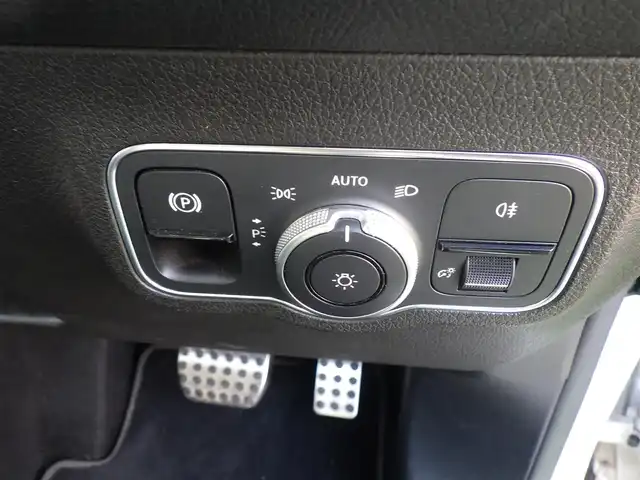 メルセデス・ベンツ Ｍ・ベンツ ＧＬＢ２００ｄ 4マチック AMGライン 千葉県 2021(令3)年 3.5万km デジタルホワイト アクティブブレーキアシスト/アクティブレーンキーピングアシスト/レーンチェンジアシスト/アテンションアシスト/ブラインドスポットアシスト/ディストロニック/パノラミックスライディングルーフ/パワーバックドア/ハーフレザーシート/前席パワーシート/シートヒーター/純正HDDナビ/地デジTV/【Bluetooth接続】/360°カメラ/リバース連動ドアミラー（左）/ドライブレコーダー（前後撮影）/革巻きステアリング/ステアリングスイッチ/パドルシフト/ETC（2.0）/LEDヘッドライト/ウインカーミラー/パークトロニック/純正19インチアルミホイル/サイド/カーテンエアバッグ/キーレスゴー