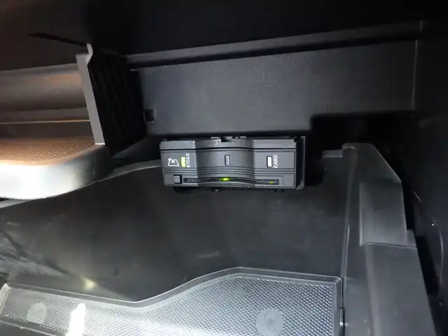 メルセデス・ベンツ Ｍ・ベンツ ＧＬＢ２００ｄ 4マチック AMGライン 千葉県 2021(令3)年 3.5万km デジタルホワイト アクティブブレーキアシスト/アクティブレーンキーピングアシスト/レーンチェンジアシスト/アテンションアシスト/ブラインドスポットアシスト/ディストロニック/パノラミックスライディングルーフ/パワーバックドア/ハーフレザーシート/前席パワーシート/シートヒーター/純正HDDナビ/地デジTV/【Bluetooth接続】/360°カメラ/リバース連動ドアミラー（左）/ドライブレコーダー（前後撮影）/革巻きステアリング/ステアリングスイッチ/パドルシフト/ETC（2.0）/LEDヘッドライト/ウインカーミラー/パークトロニック/純正19インチアルミホイル/サイド/カーテンエアバッグ/キーレスゴー