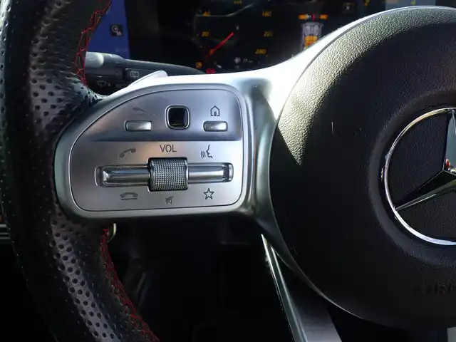 メルセデス・ベンツ Ｍ・ベンツ ＧＬＢ２００ｄ 4マチック AMGライン 千葉県 2021(令3)年 3.5万km デジタルホワイト アクティブブレーキアシスト/アクティブレーンキーピングアシスト/レーンチェンジアシスト/アテンションアシスト/ブラインドスポットアシスト/ディストロニック/パノラミックスライディングルーフ/パワーバックドア/ハーフレザーシート/前席パワーシート/シートヒーター/純正HDDナビ/地デジTV/【Bluetooth接続】/360°カメラ/リバース連動ドアミラー（左）/ドライブレコーダー（前後撮影）/革巻きステアリング/ステアリングスイッチ/パドルシフト/ETC（2.0）/LEDヘッドライト/ウインカーミラー/パークトロニック/純正19インチアルミホイル/サイド/カーテンエアバッグ/キーレスゴー