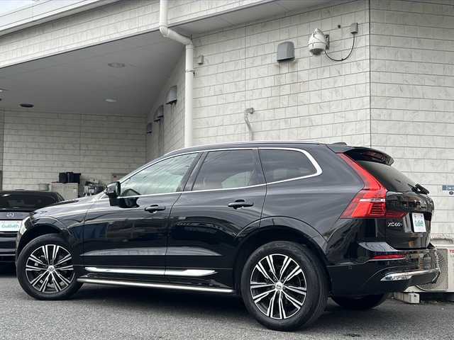 ボルボ ボルボ ＸＣ６０ B5 AWD インスクリプション 神奈川県 2022(令4)年 2.7万km オニキスブラックP ワンオーナー/harmankardonスペシャルサウンド/サンルーフ/純正Googleナビ/Apple Car Play/Android Auto/Bluetooth/全方位カメラ/全方位ドライブレコーダー/ETC2.0/クルーズコントロール/置くだけ充電/パワーバックドア/茶革シート/D/N席パワーメモリシート/全席シートヒーター/D/N席エアシート/ステアリングヒーター/横滑り防止装置/レーンキープアシスト/先行車発進お知らせ/純正マット/純正１９インチアルミホイール/スペアキー×１/保証書/取扱説明書