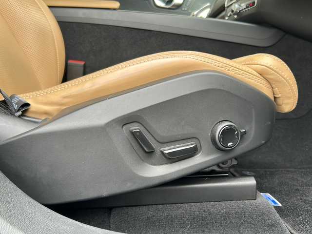 ボルボ ボルボ ＸＣ６０ B5 AWD インスクリプション 神奈川県 2022(令4)年 2.7万km オニキスブラックP ワンオーナー/harmankardonスペシャルサウンド/サンルーフ/純正Googleナビ/Apple Car Play/Android Auto/Bluetooth/全方位カメラ/全方位ドライブレコーダー/ETC2.0/クルーズコントロール/置くだけ充電/パワーバックドア/茶革シート/D/N席パワーメモリシート/全席シートヒーター/D/N席エアシート/ステアリングヒーター/横滑り防止装置/レーンキープアシスト/先行車発進お知らせ/純正マット/純正１９インチアルミホイール/スペアキー×１/保証書/取扱説明書