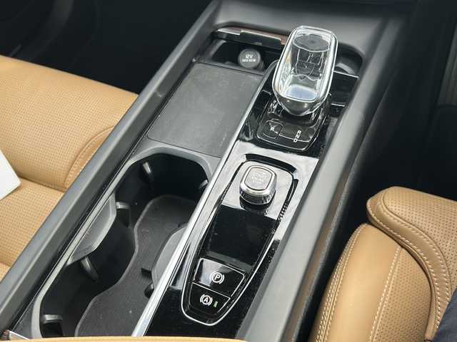 ボルボ ボルボ ＸＣ６０ B5 AWD インスクリプション 神奈川県 2022(令4)年 2.7万km オニキスブラックP ワンオーナー/harmankardonスペシャルサウンド/サンルーフ/純正Googleナビ/Apple Car Play/Android Auto/Bluetooth/全方位カメラ/全方位ドライブレコーダー/ETC2.0/クルーズコントロール/置くだけ充電/パワーバックドア/茶革シート/D/N席パワーメモリシート/全席シートヒーター/D/N席エアシート/ステアリングヒーター/横滑り防止装置/レーンキープアシスト/先行車発進お知らせ/純正マット/純正１９インチアルミホイール/スペアキー×１/保証書/取扱説明書