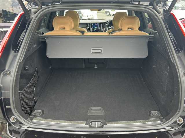 ボルボ ボルボ ＸＣ６０ B5 AWD インスクリプション 神奈川県 2022(令4)年 2.7万km オニキスブラックP ワンオーナー/harmankardonスペシャルサウンド/サンルーフ/純正Googleナビ/Apple Car Play/Android Auto/Bluetooth/全方位カメラ/全方位ドライブレコーダー/ETC2.0/クルーズコントロール/置くだけ充電/パワーバックドア/茶革シート/D/N席パワーメモリシート/全席シートヒーター/D/N席エアシート/ステアリングヒーター/横滑り防止装置/レーンキープアシスト/先行車発進お知らせ/純正マット/純正１９インチアルミホイール/スペアキー×１/保証書/取扱説明書