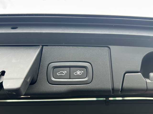 ボルボ ボルボ ＸＣ６０ B5 AWD インスクリプション 神奈川県 2022(令4)年 2.7万km オニキスブラックP ワンオーナー/harmankardonスペシャルサウンド/サンルーフ/純正Googleナビ/Apple Car Play/Android Auto/Bluetooth/全方位カメラ/全方位ドライブレコーダー/ETC2.0/クルーズコントロール/置くだけ充電/パワーバックドア/茶革シート/D/N席パワーメモリシート/全席シートヒーター/D/N席エアシート/ステアリングヒーター/横滑り防止装置/レーンキープアシスト/先行車発進お知らせ/純正マット/純正１９インチアルミホイール/スペアキー×１/保証書/取扱説明書