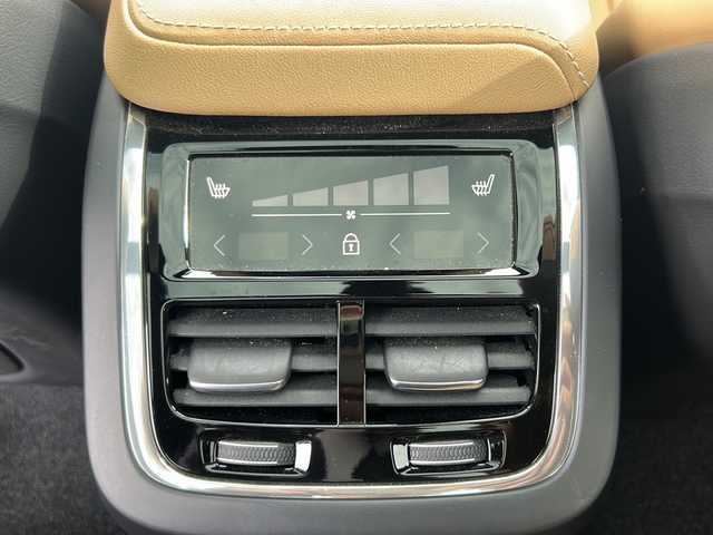 ボルボ ボルボ ＸＣ６０ B5 AWD インスクリプション 神奈川県 2022(令4)年 2.7万km オニキスブラックP ワンオーナー/harmankardonスペシャルサウンド/サンルーフ/純正Googleナビ/Apple Car Play/Android Auto/Bluetooth/全方位カメラ/全方位ドライブレコーダー/ETC2.0/クルーズコントロール/置くだけ充電/パワーバックドア/茶革シート/D/N席パワーメモリシート/全席シートヒーター/D/N席エアシート/ステアリングヒーター/横滑り防止装置/レーンキープアシスト/先行車発進お知らせ/純正マット/純正１９インチアルミホイール/スペアキー×１/保証書/取扱説明書