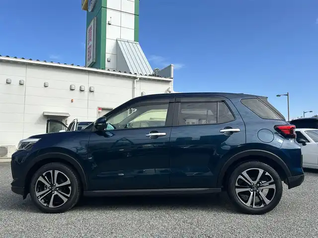 ダイハツ ロッキー プレミアム 兵庫県 2020(令2)年 1.7万km レーザーブルークリスタルシャイン ・ワンオーナー/・純正9インチメモリーナビ（NSZN-Y70D）/・地デジ/DVD/BT/USB/・ステアリングリモコン/・ナビ連動ドライブレコーダー（前方）/・パノラマモニター/・ビルトインETC/・ハーフレザーシート/・前席シートヒーター/・純正17インチAW/・アイドリングストップ/・オートLEDヘッドランプ/・LEDフォグランプ/・リヤフォグランプ/・ACC/・車線逸脱警報/・衝突警報/・先行車発進お知らせ/・標識認識機能/・BSM/RCTA/・ハイビームアシスト/・コーナーセンサー/・R3/4/5/6年ディーラー点検記録簿/・スペアキー