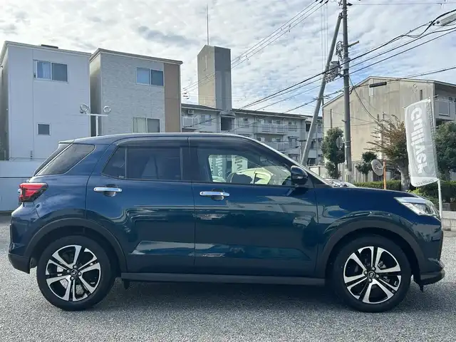 ダイハツ ロッキー プレミアム 兵庫県 2020(令2)年 1.7万km レーザーブルークリスタルシャイン ・ワンオーナー/・純正9インチメモリーナビ（NSZN-Y70D）/・地デジ/DVD/BT/USB/・ステアリングリモコン/・ナビ連動ドライブレコーダー（前方）/・パノラマモニター/・ビルトインETC/・ハーフレザーシート/・前席シートヒーター/・純正17インチAW/・アイドリングストップ/・オートLEDヘッドランプ/・LEDフォグランプ/・リヤフォグランプ/・ACC/・車線逸脱警報/・衝突警報/・先行車発進お知らせ/・標識認識機能/・BSM/RCTA/・ハイビームアシスト/・コーナーセンサー/・R3/4/5/6年ディーラー点検記録簿/・スペアキー