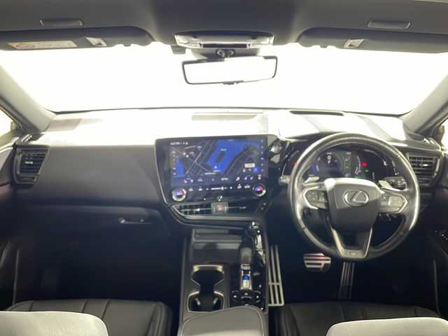 レクサス ＮＸ 350h Fスポーツ 沖縄県 2023(令5)年 2.8万km ホワイトノーヴァガラスフレーク 禁煙車　/県外仕入　/純正ナビ　/フルセグＴＶ　Ｂｌｕｅｔｏｏｔｈ　/レクサスセーフティセンス/TRDエアロ/黒革シート/パノラミックビューモニター/オレンジキャリパー　/ブラインドスポットモニター　/クリアランスソナー　/レーンディパーチャーアラート　/パワーバックドア　/ドライブレコーダー/ヘッドアップディスプレイ/ステアリングヒーター/シートベンチレーション/デジタルインナーミラー