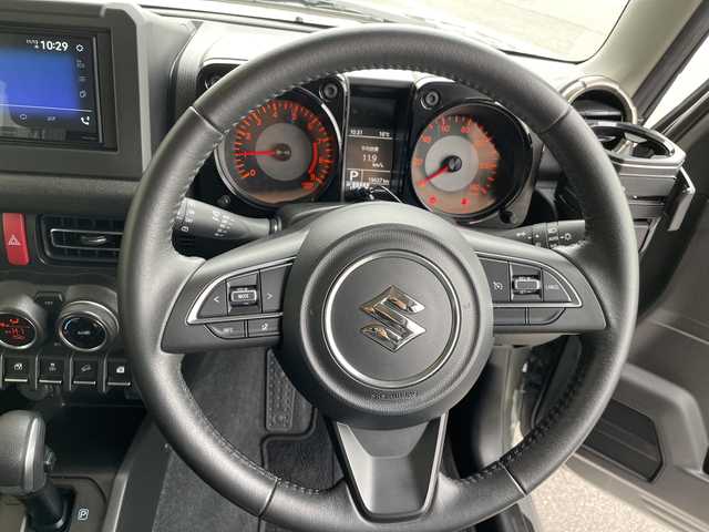 スズキ ジムニー XC 愛知県 2023(令5)年 2万km ミディアムグレー 衝突軽減システム/ディスプレイオーディオ　ナビ機能なし/４WD/バックカメラ/シートヒーター/LEDヘッドライト/ETC/レーンキープアシスト/スマートキー/プッシュスタート/ステアリングスイッチ