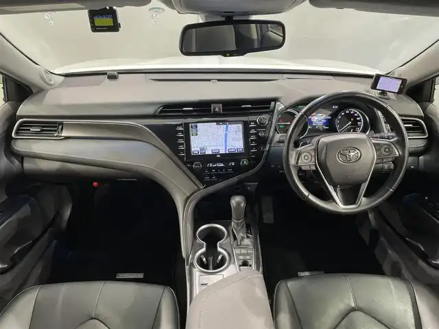 トヨタ カムリ WSレザーパッケージ 愛知県 2019(平31)年 6万km プラチナホワイトパールマイカ 純正８インチナビ/ＪＢＬプレミアムサウンドシステム/レーダークルーズコントロール/プリクラッシュセーフティ/ブラインドスポットモニター/クリアランスソナー/レーンディパーチャーアラート/先行車発進告知/ヘッドアップディスプレイ/パドルシフト/電動パーキングブレーキ/ブレーキホールド/レザーシート/シートヒーター/前後ドライブレコーダー/ビルトインＥＴＣ２．０/レーダー探知機【動作未確認】/AV100V1500Wコンセント/USB入力端子/アクセサリーソケット/ISOFIX/LEDヘッドライト/純正フロアマット/純正18インチアルミホイール