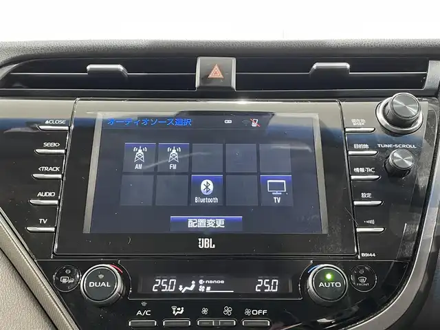 トヨタ カムリ WSレザーパッケージ 愛知県 2019(平31)年 6万km プラチナホワイトパールマイカ 純正８インチナビ/ＪＢＬプレミアムサウンドシステム/レーダークルーズコントロール/プリクラッシュセーフティ/ブラインドスポットモニター/クリアランスソナー/レーンディパーチャーアラート/先行車発進告知/ヘッドアップディスプレイ/パドルシフト/電動パーキングブレーキ/ブレーキホールド/レザーシート/シートヒーター/前後ドライブレコーダー/ビルトインＥＴＣ２．０/レーダー探知機【動作未確認】/AV100V1500Wコンセント/USB入力端子/アクセサリーソケット/ISOFIX/LEDヘッドライト/純正フロアマット/純正18インチアルミホイール