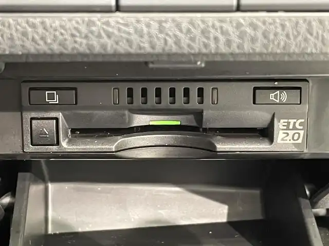 トヨタ カムリ WSレザーパッケージ 愛知県 2019(平31)年 6万km プラチナホワイトパールマイカ 純正８インチナビ/ＪＢＬプレミアムサウンドシステム/レーダークルーズコントロール/プリクラッシュセーフティ/ブラインドスポットモニター/クリアランスソナー/レーンディパーチャーアラート/先行車発進告知/ヘッドアップディスプレイ/パドルシフト/電動パーキングブレーキ/ブレーキホールド/レザーシート/シートヒーター/前後ドライブレコーダー/ビルトインＥＴＣ２．０/レーダー探知機【動作未確認】/AV100V1500Wコンセント/USB入力端子/アクセサリーソケット/ISOFIX/LEDヘッドライト/純正フロアマット/純正18インチアルミホイール