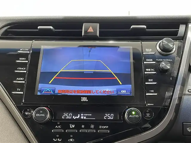 トヨタ カムリ WSレザーパッケージ 愛知県 2019(平31)年 6万km プラチナホワイトパールマイカ 純正８インチナビ/ＪＢＬプレミアムサウンドシステム/レーダークルーズコントロール/プリクラッシュセーフティ/ブラインドスポットモニター/クリアランスソナー/レーンディパーチャーアラート/先行車発進告知/ヘッドアップディスプレイ/パドルシフト/電動パーキングブレーキ/ブレーキホールド/レザーシート/シートヒーター/前後ドライブレコーダー/ビルトインＥＴＣ２．０/レーダー探知機【動作未確認】/AV100V1500Wコンセント/USB入力端子/アクセサリーソケット/ISOFIX/LEDヘッドライト/純正フロアマット/純正18インチアルミホイール
