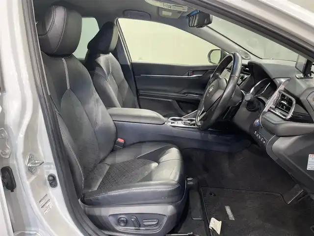 トヨタ カムリ WSレザーパッケージ 愛知県 2019(平31)年 6万km プラチナホワイトパールマイカ 純正８インチナビ/ＪＢＬプレミアムサウンドシステム/レーダークルーズコントロール/プリクラッシュセーフティ/ブラインドスポットモニター/クリアランスソナー/レーンディパーチャーアラート/先行車発進告知/ヘッドアップディスプレイ/パドルシフト/電動パーキングブレーキ/ブレーキホールド/レザーシート/シートヒーター/前後ドライブレコーダー/ビルトインＥＴＣ２．０/レーダー探知機【動作未確認】/AV100V1500Wコンセント/USB入力端子/アクセサリーソケット/ISOFIX/LEDヘッドライト/純正フロアマット/純正18インチアルミホイール