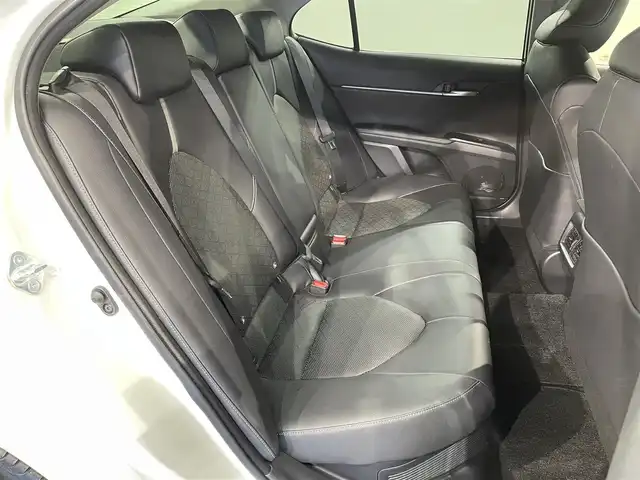 トヨタ カムリ WSレザーパッケージ 愛知県 2019(平31)年 6万km プラチナホワイトパールマイカ 純正８インチナビ/ＪＢＬプレミアムサウンドシステム/レーダークルーズコントロール/プリクラッシュセーフティ/ブラインドスポットモニター/クリアランスソナー/レーンディパーチャーアラート/先行車発進告知/ヘッドアップディスプレイ/パドルシフト/電動パーキングブレーキ/ブレーキホールド/レザーシート/シートヒーター/前後ドライブレコーダー/ビルトインＥＴＣ２．０/レーダー探知機【動作未確認】/AV100V1500Wコンセント/USB入力端子/アクセサリーソケット/ISOFIX/LEDヘッドライト/純正フロアマット/純正18インチアルミホイール